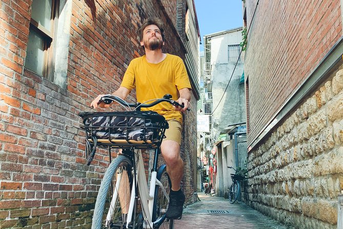 4-Hour Morning Cycling City Tour (incl. breakfast) - The Guide Makes or Breaks It, and This Tour Tends to Deliver