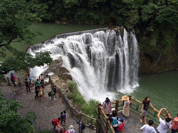 7-Hour Jiufen Night View, Shifen Waterfall & Raohe Market Tour - Shifen Waterfall: free entry, short walk, and the suspension bridge twist
