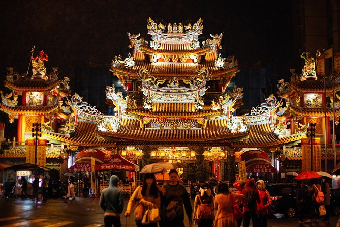 A Magical Evening in Taipei: Private City Tour - Rainbow Bridge Love-Locks: A Colorful River Shortcut