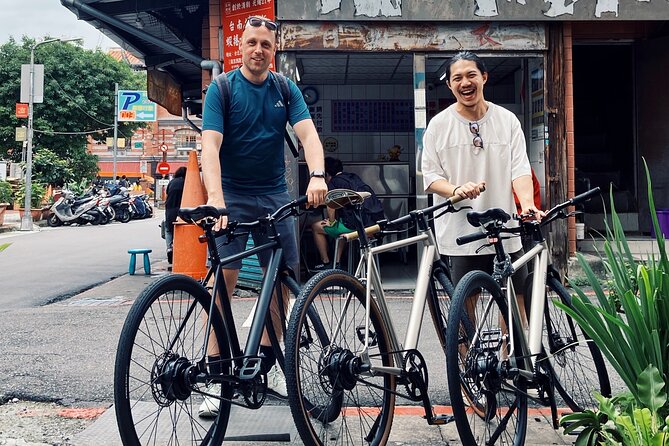 Best E-bike Cycling Tour in Taipei - Includes Local Food & Drinks - 永和豆漿 breakfast: soy milk, youtiao, dan bing, and shaobing