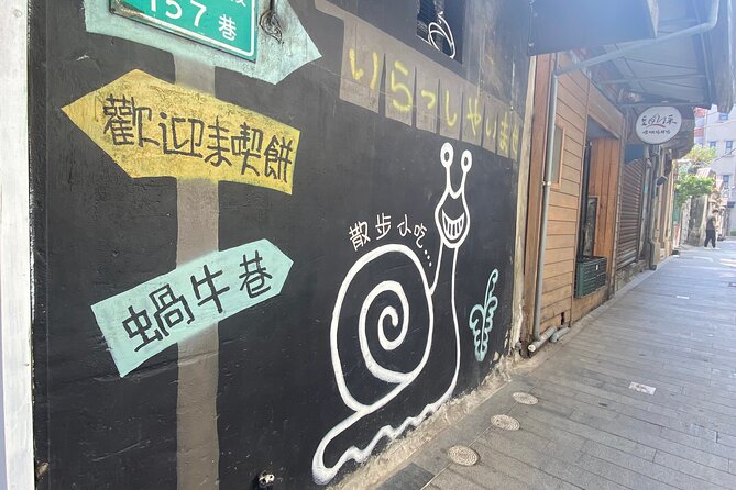 Food and Culture Walking Tour in Tainan - Xinmei Street pineapple cake stop and local lunch strategy
