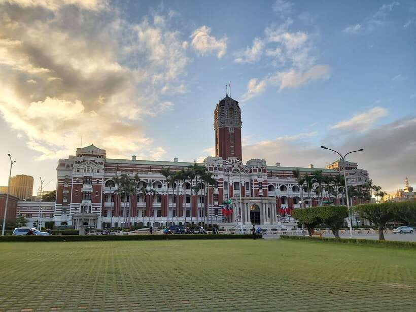 From Keelung: Private Taipei City Landmarks Shore Excursion - Chiang Kai-shek Memorial Hall: 89 Steps, Plaza Views, and a Moment of Ceremony