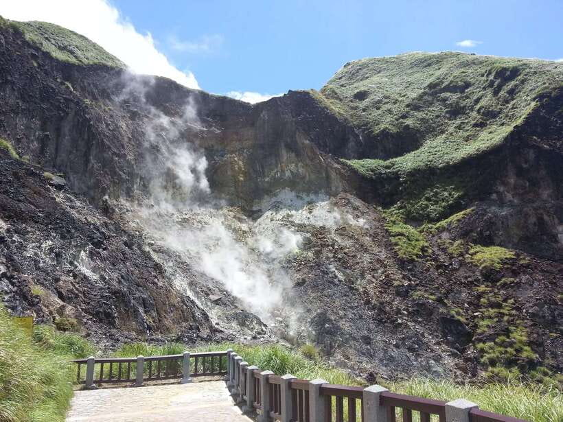 From Taipei: Beitou and Yangmingshan National Park Day Tour - Yangmingshan stops in a practical walking sequence