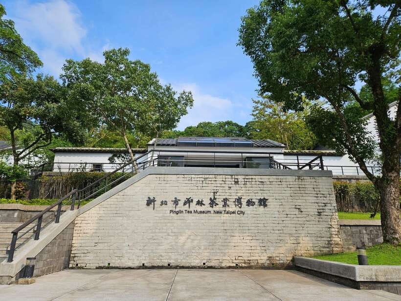 From Taipei: Pinglin Tea Culture and Maokong Guided Day Tour - Maokong Gondola: the aerial intro that sets the mood