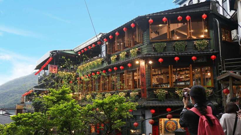 From Taipei: Shifen, Jiufen, and Yehliu Geopark Day Tour - Yehliu Geopark With A Guide: Queen’s Head And The Shapes Of Time