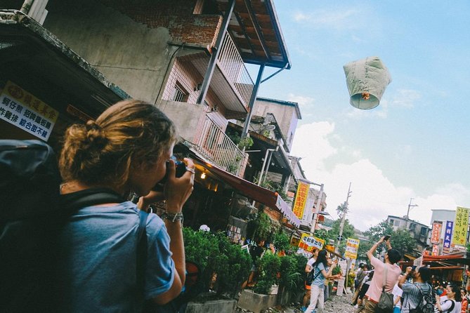 Half Day Private Tour to Jiufen, Shifen Waterfall & Pingxi Sky Lantern - Stop 1: Yin Yang Sea, a quick color-spotting break