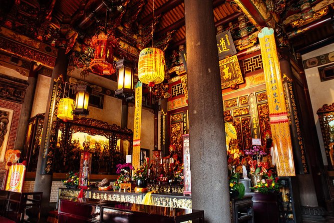 Highlights & Hidden Gems With Locals: Best of Taipei Private Tour - Stop 4: Baoan Temple, a calmer mood shift