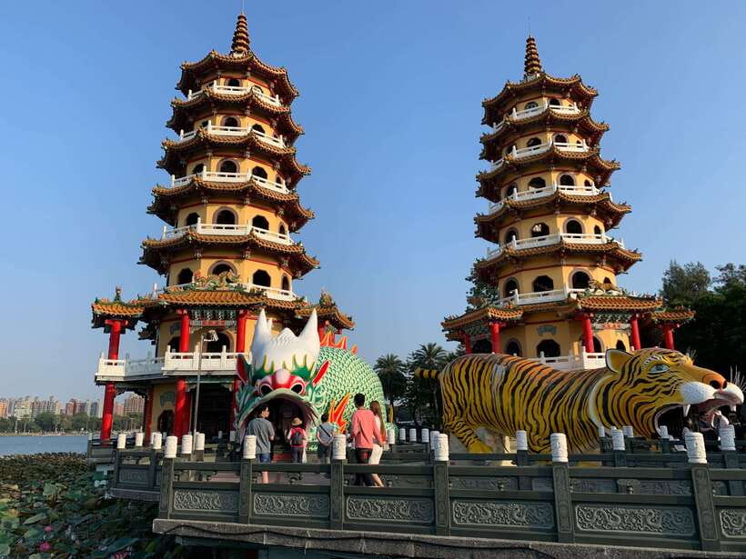 Kaohsiung: Private City Tour with Fo Guang Shan Museum - Lotus Pond and the Dragon and Tiger Pagodas Photo Stop