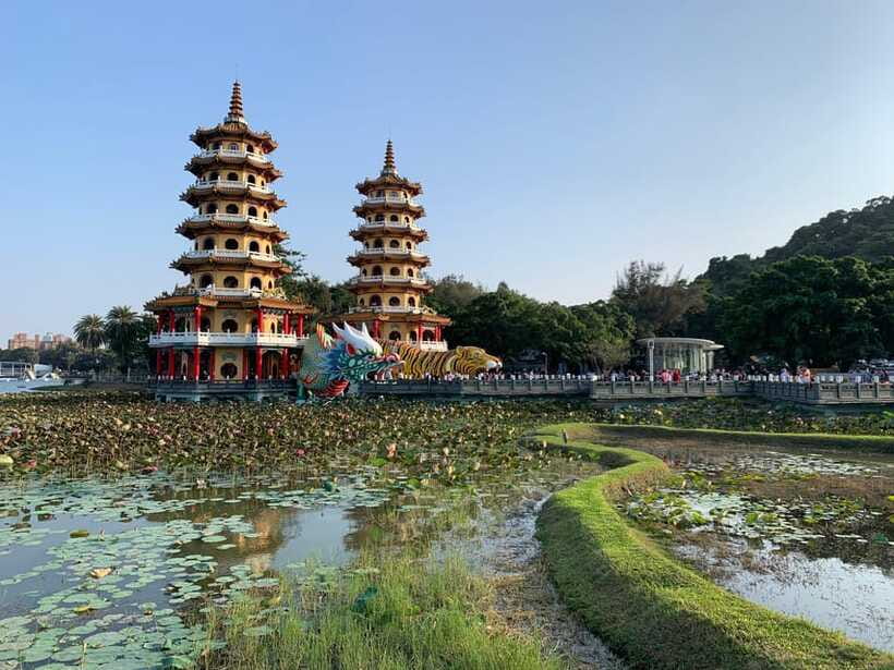 Kaohsiung: Private City Tour with Fo Guang Shan Museum - Kaohsiung Museum of Fine Arts, Closing Strong