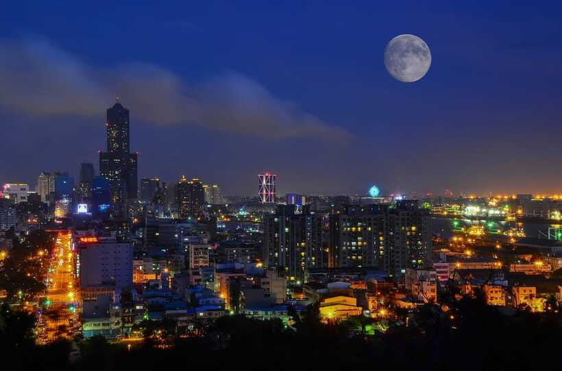 Kaohsiung: Private Walking Tour with a Local - Local tips you can use immediately: subway and bike know-how