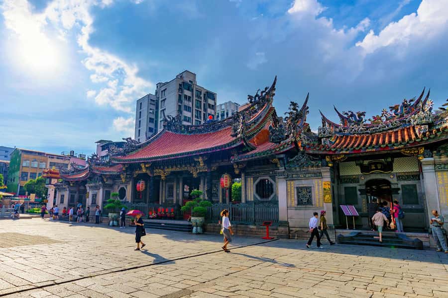 ️ ️ Keelung Shore Excursion 6-Hour Taipei City Tour - Huaxi Street Night Market: snacks, gua bao, and a bring-cash reminder