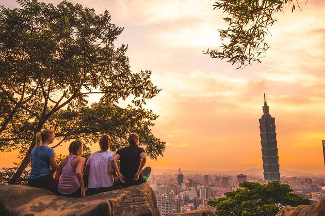 Keelung Shore Excursion: Xiangshan Hiking & Classic Taipei Culture Private Tour - Chiang Kai-shek Memorial Hall and the Liberty Square moment