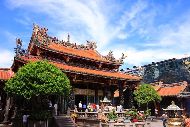 Keelung Shore Excursion: Xiangshan Hiking & Classic Taipei Culture Private Tour - Longshan Temple in Wanhua: old Taipei that feels lived-in
