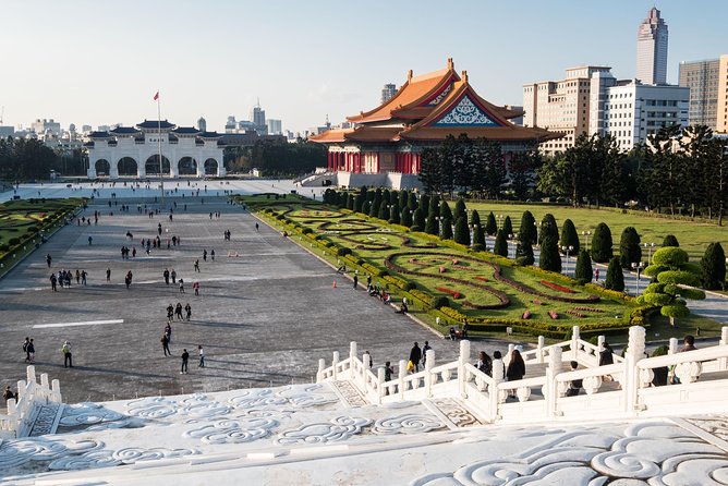 Keelung Shore Excursion: Xiangshan Hiking & Classic Taipei Culture Private Tour - Xiangshan (Elephant Mountain) hike: the photo payoff you can manage