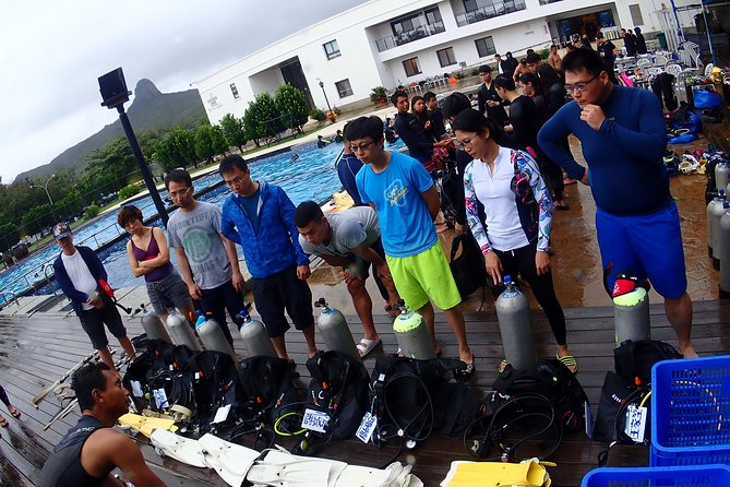 Kenting, Taiwan｜PADI Basic Diving License Course｜Taiwan Diving Open Water Course - Skills discussions and the Suunto ZOOP: your brain gets the same attention as your body
