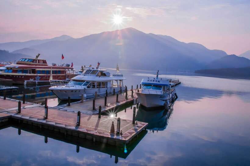 Nantou: Sun Moon Lake Combo - Cien Pagoda and Wenwu Temple: the culture stops that refresh your legs
