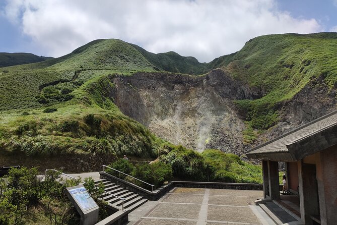 One Day Hike around Taipei's Yangmingshan National Park - Forest trails to Lengshuikeng pond and Jingshan suspension bridge