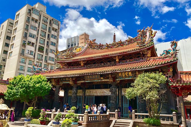 One-day private chartered car tour in Taipei: Yehliu, Jiufen, Pingxi, North Coast popular attractions with chartered car, professional Chinese/English driver - Jiufen Old Street: snacks, mountain-town energy, and photo stops