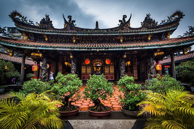 Private Car: 8 Hour Highly Customized Taipei City Exploration! - Stop 4: Dihua Street for Real-Life Taiwanese Snacks