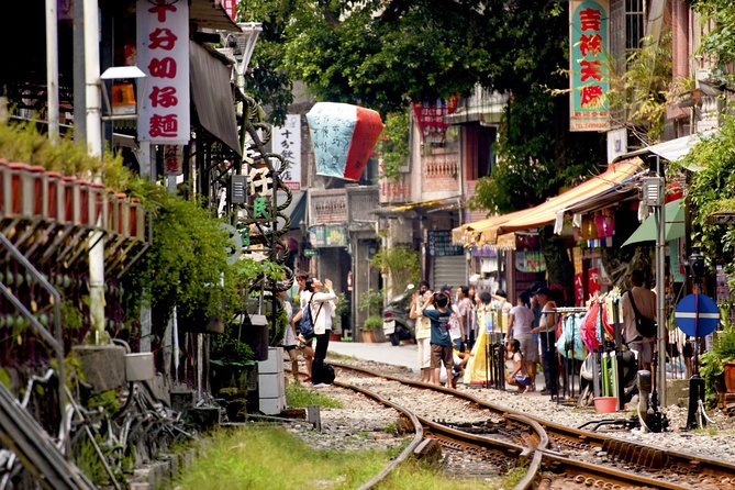Private Jiufen & Pingxi Day Tour with English-Speaking Guide - Food and Drinks: How to Plan Lunch Without Losing Time