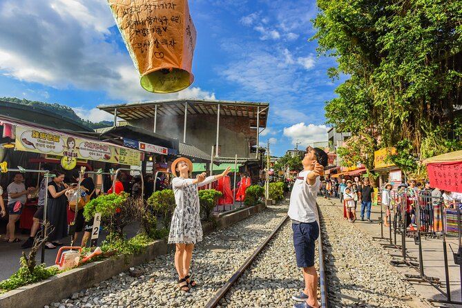 [Private] Jiufen Village & Shifen Town from Taipei with Pickup - A private Taipei run to Shifen and Jiufen