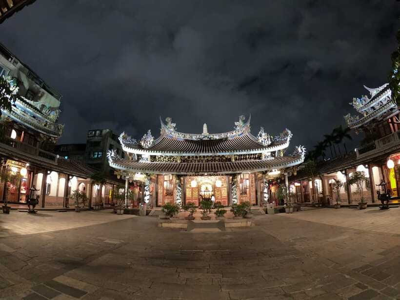 Private Night Tour: Taipei City Highlights - Private car, driver-guide energy, and what shows up in the ride