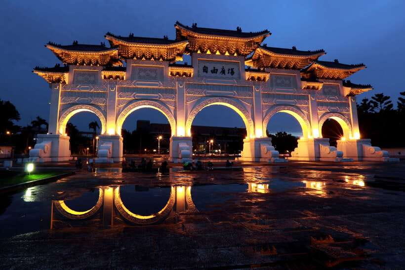 Private Night Tour: Taipei City Highlights - Dalongdong Baoan Temple at night, UNESCO craft details