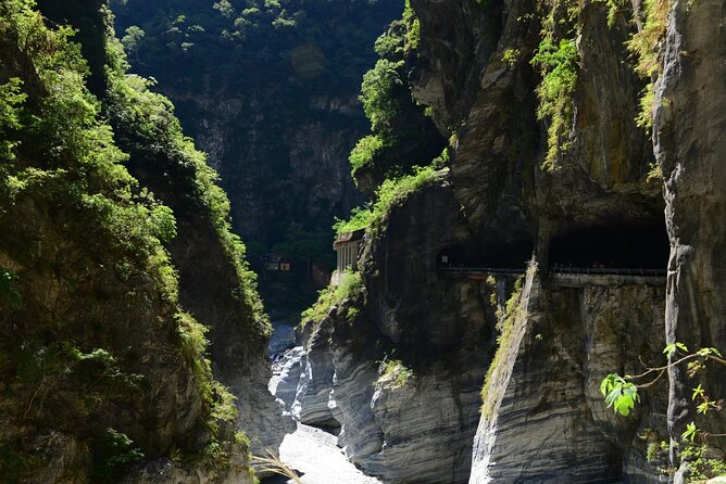 Private Taroko Gorge Day Tour from Hualien with Local Expert - Chishingtan Scenic Area: black and white pebbles, big open sky