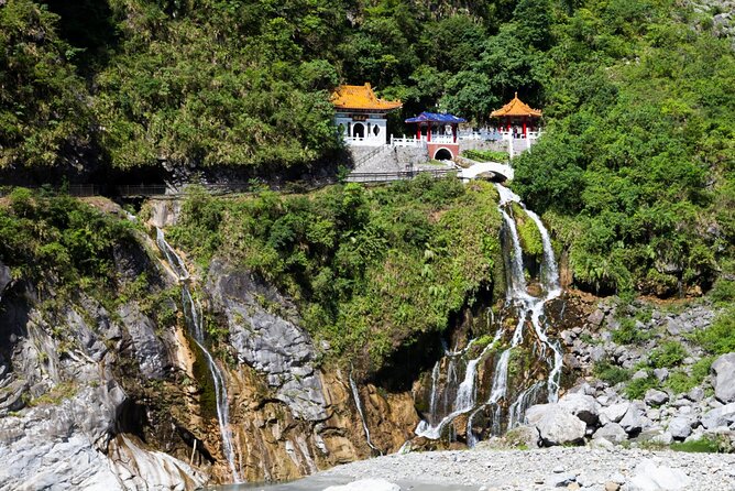 【Private】Taroko National Park (Pickup from Taipei/Yilan/Hualien) - Shakadang Trail: river color, white rock, and quick immersion into the gorge