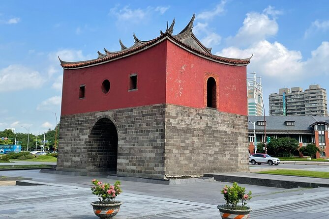 Small-Group: Classic Taipei Landmarks Day Tour - Longshan Temple, a living place not a theme park