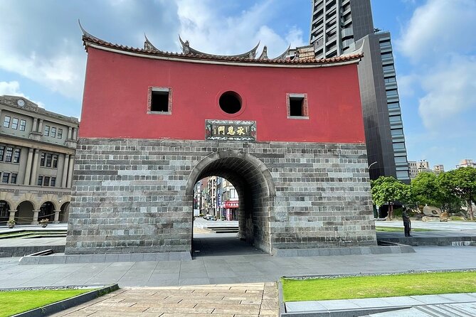 Small-Group: Classic Taipei Landmarks Day Tour - City God Temple and Yongle Market, street-level culture and color