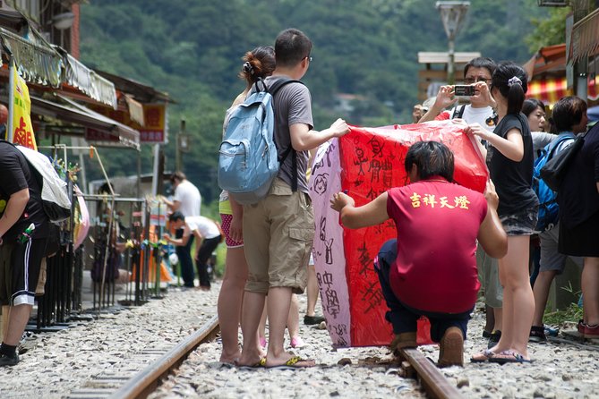 Small-Group Tour: Jiufen, Yehliu Geopark, and Shifen from Taipei - Pickup, timing, and the comfort factor in a small van