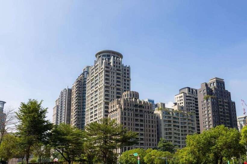 Taichung City: Sightseeing Walking Tour with a Local Guide - National Taichung Theater: Futuristic Architecture and a Good First Photo