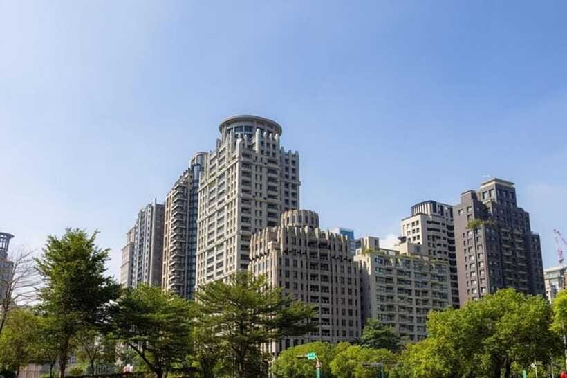Taichung City: Sightseeing Walking Tour with a Local Guide - Miyahara Ice Cream: A Historic Stop, Not Just Dessert