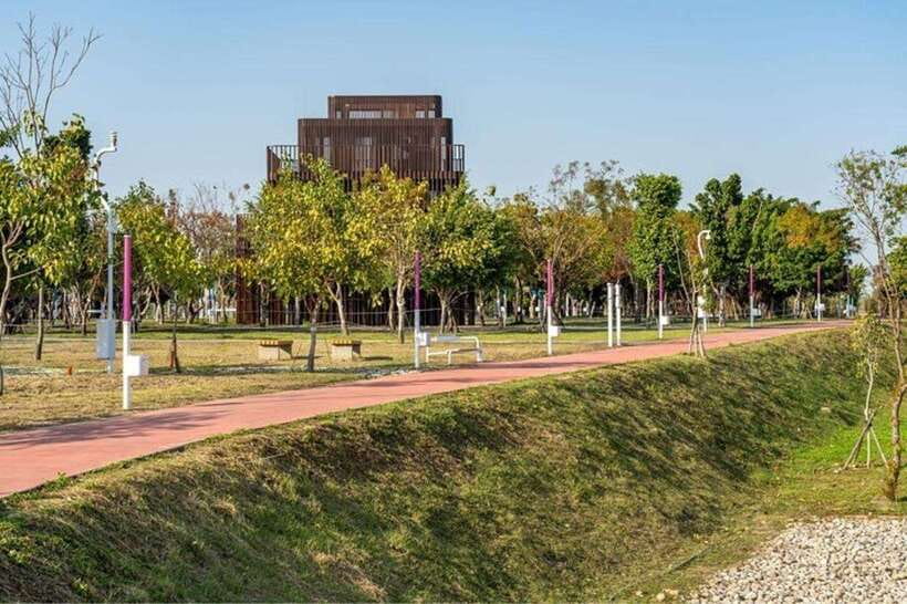 Taichung City: Sightseeing Walking Tour with a Local Guide - Getting Started Smoothly: Pickup, Timing, and Walking Reality