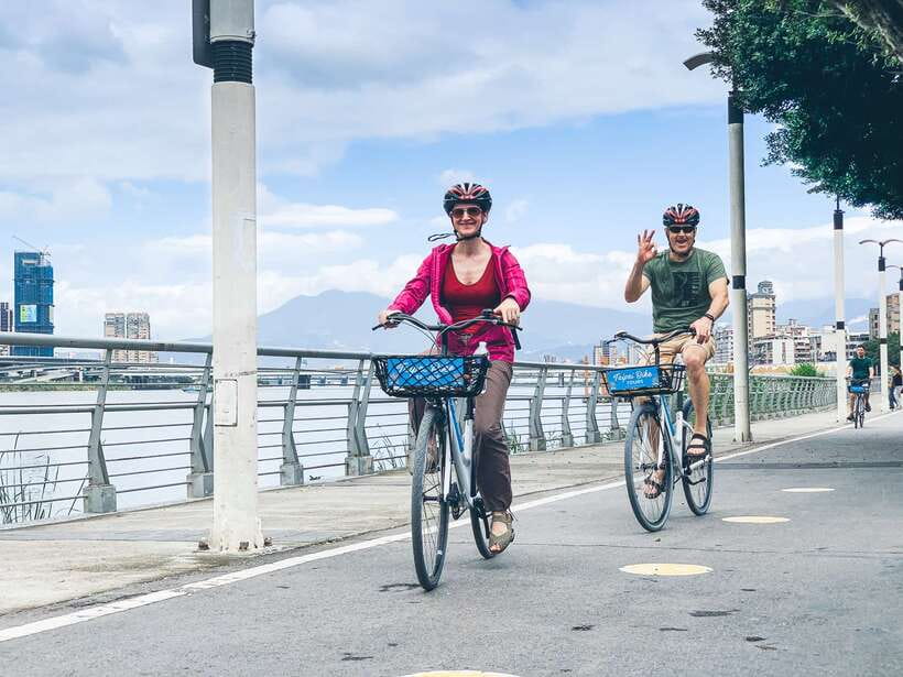 Taipei: 4-Hour Morning City Cycling Tour with Breakfast - ShuangLian Morning Market and WenChang Temple Stops