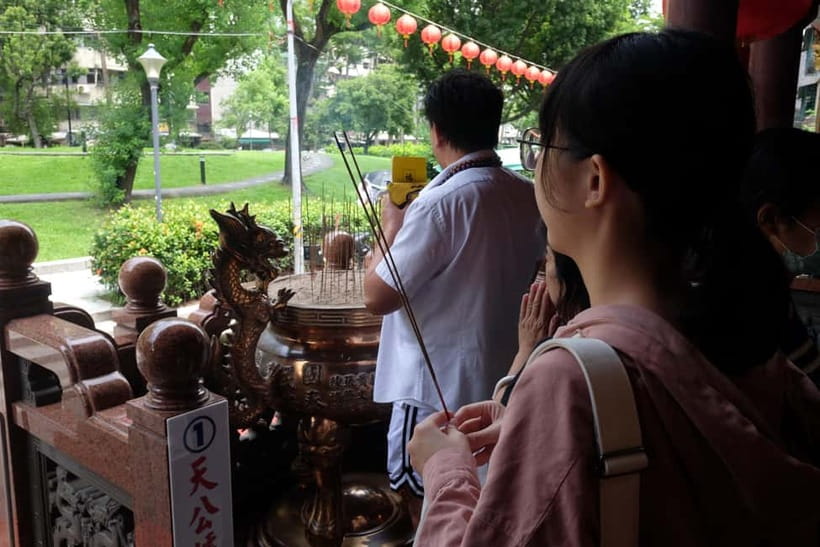 Taipei: 4-Hour Morning City Cycling Tour with Breakfast - CKS Memorial Hall, the Changing of the Guards, and the Gate-to-Office Stretch