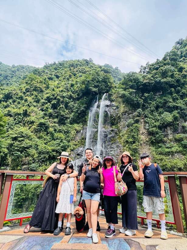 Taipei: 8 Hours Private Day Tour in Wulai with Benz Vito - Yun-Hsien Park by Cable Car: The 2-Minute Ride That Changes the View