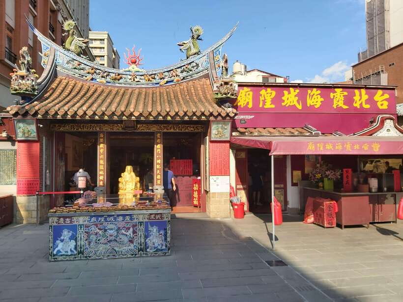 Taipei: Classic Landmarks Day Tour - Tour languages, guide style, and small details that matter