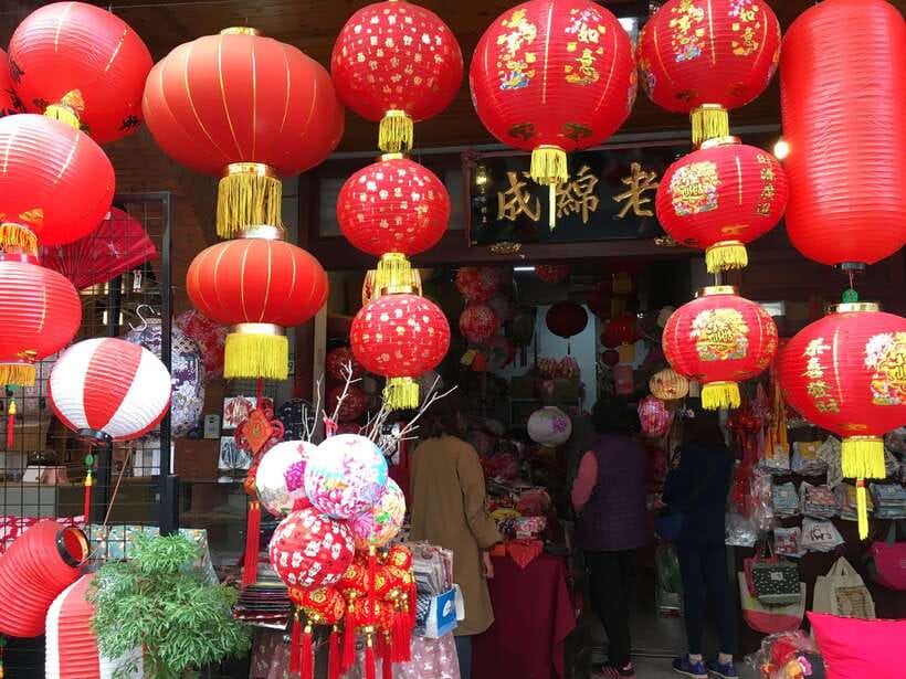 Taipei: Classic Landmarks Day Tour - Lungshan Temple: hands-on culture, not a staged show