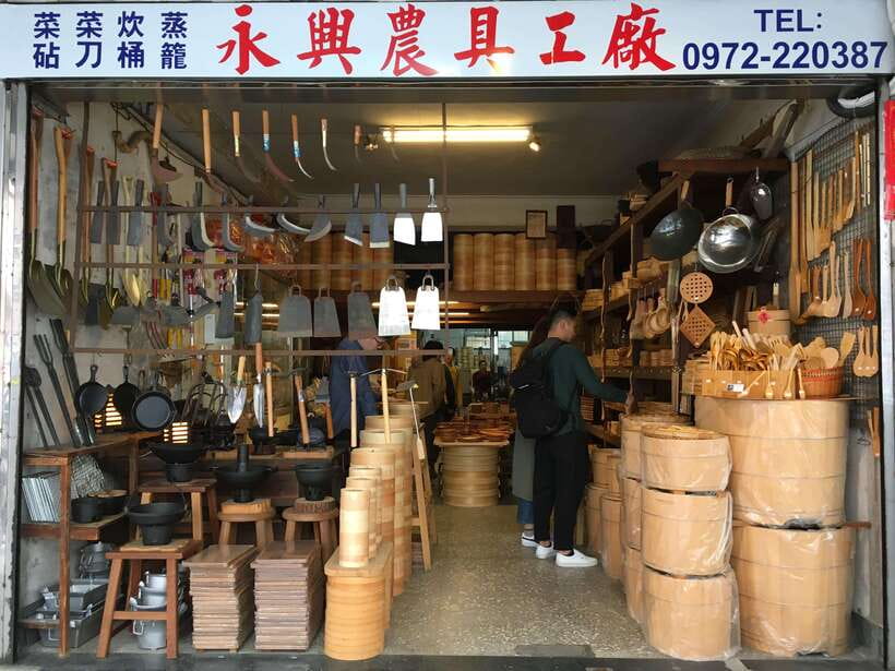 Taipei: Classic Landmarks Day Tour - Getting around: transport, timing, and what to pack mentally
