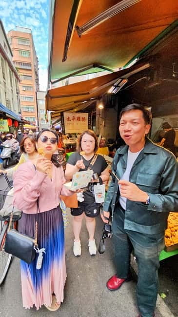 Taipei: Cooking Class & Market Adventure Historic Dadaocheng - Entering Dadaocheng from Shi Lian Dong on Dihua Street