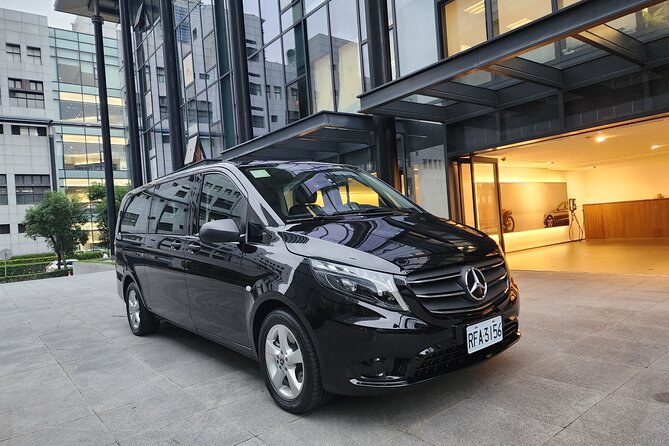 Taipei day tour(northeast coast tour or city tour) MERCEDES VAN - How the driver-guide experience really works in your favor