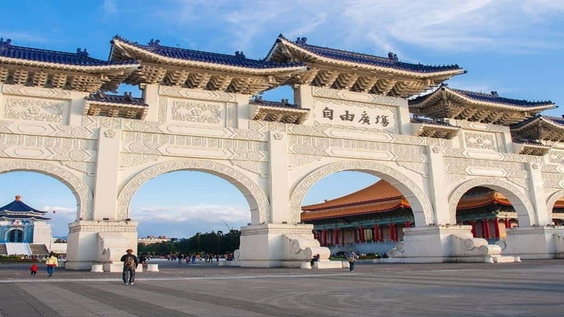 Taipei: Highlight Attractions Walking Tour - Chiang Kai-shek Memorial Hall: the must-see landmark part