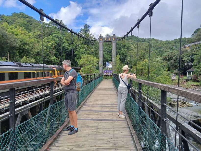 Taipei: Jiufen and Shihfen Half Day Tour - The Role of Your Guide: English-Friendly, Quick Explanations, and Real Help