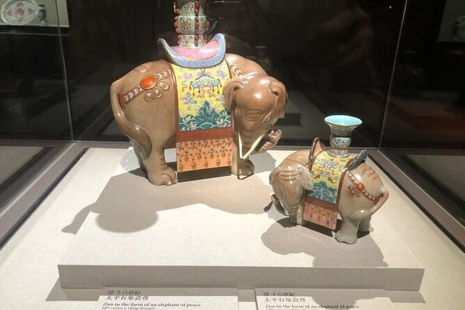 Taipei National Palace Museum Guided Tour - Crowds, earphones, and how to keep the tour enjoyable