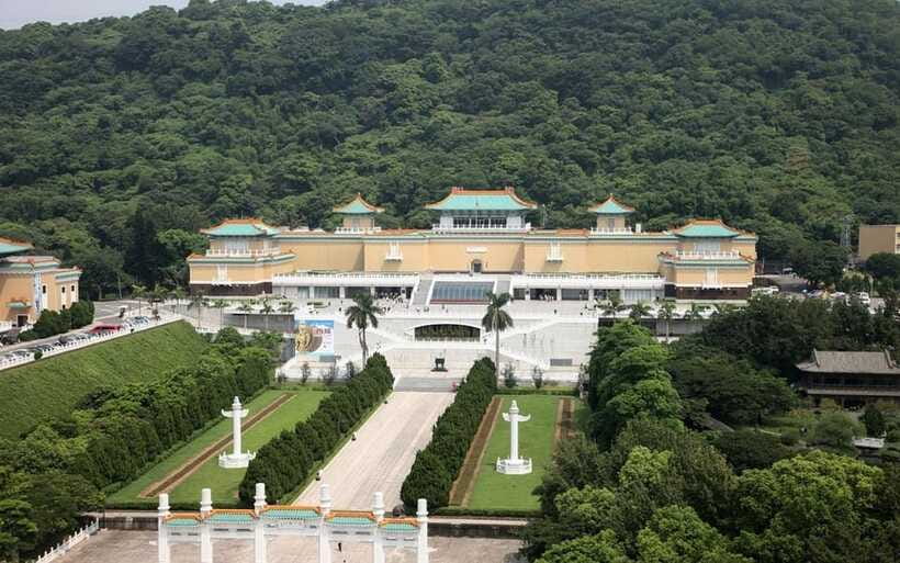 Taipei: National Palace & Shung Ye Aborigines Museums Ticket - Shung Ye Museum Highlights: Clothing, Hunting Tools, and Ceremonial Art