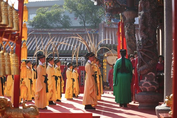 Taipei: Private Car Charter Tour - National Palace Museum: plan around Monday reality