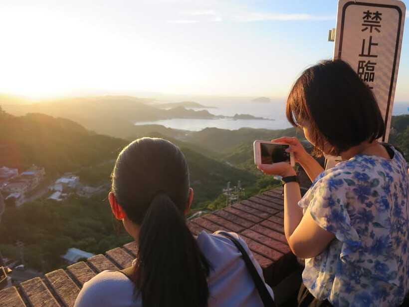 Taipei: Private City Sightseeing Tour with Driver - Optional Yehliu Geopark and the Gold Museum for extra variety