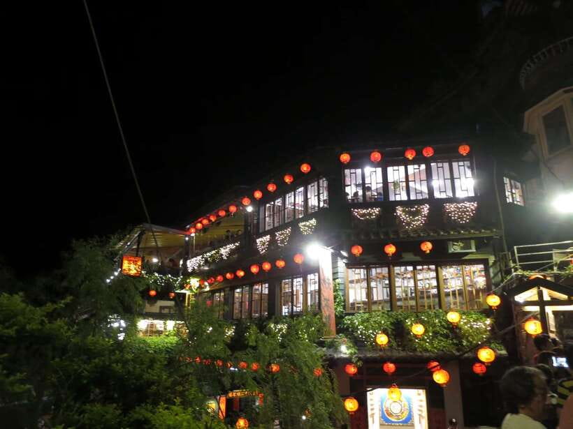 Taipei: Private City Sightseeing Tour with Driver - Shifen Old Street and lantern night on the railway